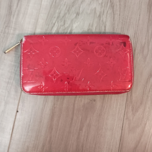 Louis Vuitton Pomme D’amour Monogram Vernis Zippy Wallet - Picture 1 of 14